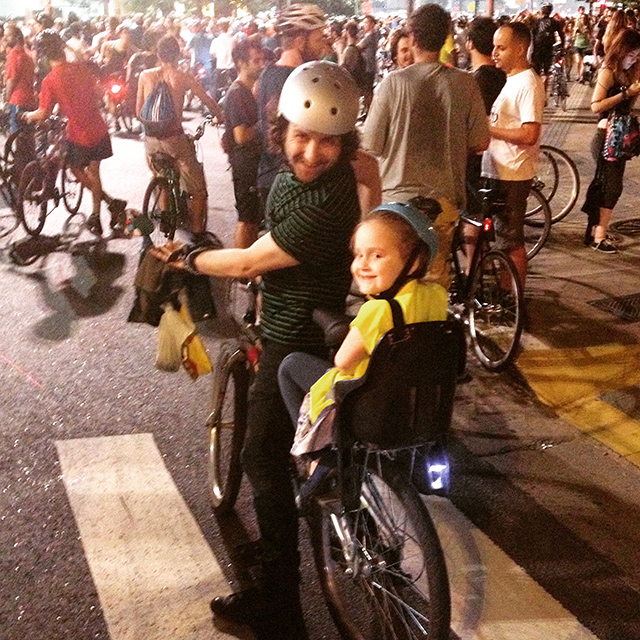 Criança na garupa da bike pode sim! Você só precisa ficar atento se a cadeirinha está segura e do tamanho certo para o pequeno (a) 
