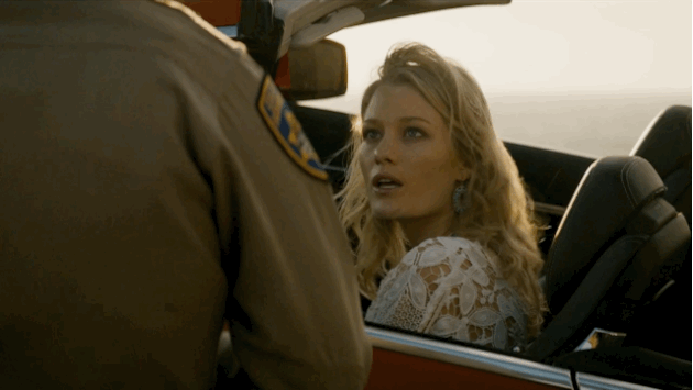 Já em Malibu, um policial rodoviário chamado Paul Woodrugh para uma atriz em liberdade condicional. Ela oferece 