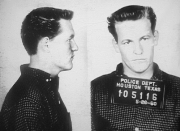 Seu pai, <b>Charles Harrelson</b> era um matador que esteve, inclusive, envolvido no assassinato do presidente <b>John F. Kennedy</b>. Esta é a foto de quando ele foi preso, no dia do incidente.