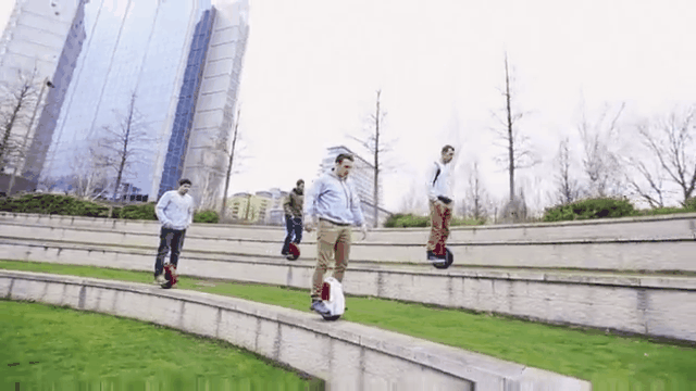O Airwheel é um monociclo elétrico e à prova d'água que anda em todas as direções (inclusive para trás). Você tem de ter um pouco de equilíbrio para dirigi-lo, mas nada que a prática não resolva. Uma coisa legal é que ele utiliza a energia de descidas para recarregar a bateria
