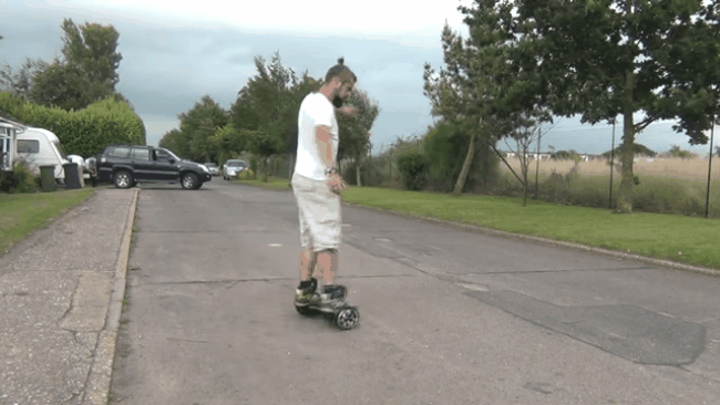 Essa coisinha aqui é uma ótima para andar em subidonas. A prancha elétrica de duas rodas já é fabricada por diferentes marcas e está fazendo sucesso nas gringas. É como se fosse um Segway (aquela diciclo elétrico dos policiais americanos) em miniatura: ele tem um sistema de autoequilíbrio (você não precisa ter coordenação para se manter em pé) e anda em todas as direções
