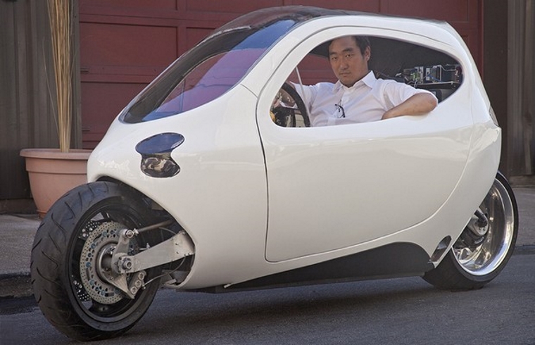 O C-1, da Lit Motors, é, basicamente, um carro de duas rodas, fino o suficiente para estacionar em vaga de moto. E para quem pensa, 'Eu não dirigiria um desses nem a pau', não há risco de levar tombo: o C-1 tem um tipo de tecnologia novinha, chamada de sistema de estabilidade giroscópica, que mantém o equilibro mesmo se ele for atingido lateralmente por um carro
