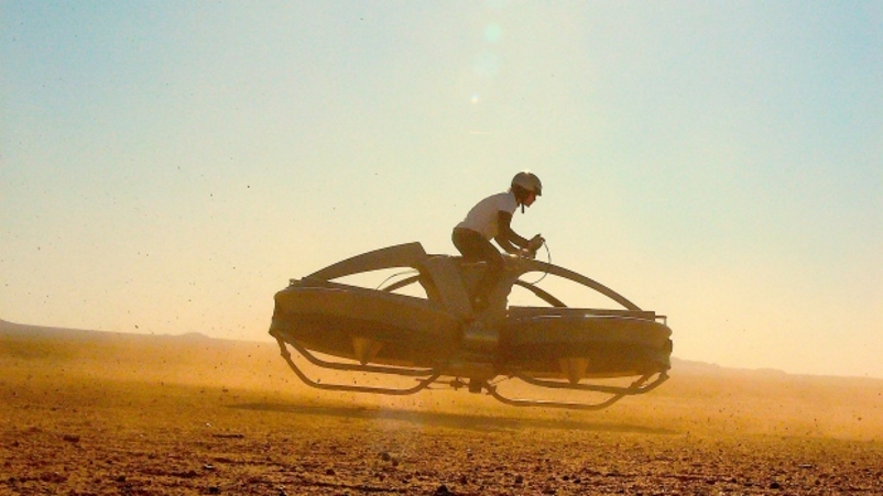 O Aero-X é um veículo produzido pela empresa Aerofex, capaz de voar a três metros do chão e atingir até 72km/h. De acordo como o fabricante, a moto voadora (não parece coisa de Star Wars?) é bem intuitiva e dá para aprender a operá-la em apenas um fim de semana de treinamento. A produção dessa belezinha começará em 2017.