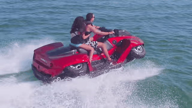 O Quadski, da marca Gibbs, é um quadriciclo que, quando está dentro d'água, funciona como uma lancha (!). O véiculo atinge 72 km/h tanto em terra quanto na água. E você sonhando com um minibug para andar na praia... 