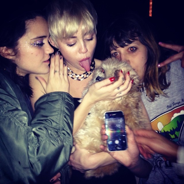 Com a Miley Cyrus e a Sky Ferreira, num rolê bem doido