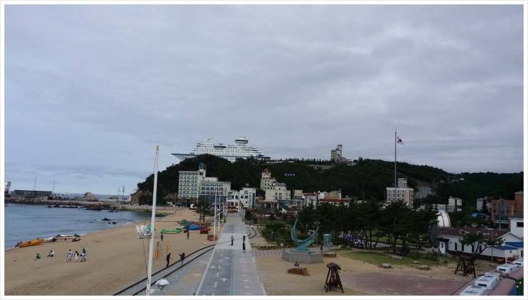 O navio de cruzeiro fica 'estacionado' na costa da cidade de GangNeung, na Coreia do Sul