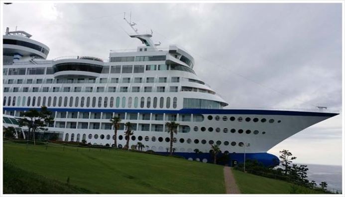 O navio de cruzeiro fica 'estacionado' na costa da cidade de GangNeung, na Coreia do Sul