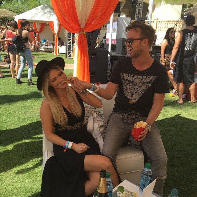 Dexcoladox, Aaron e Lauren formam o casal mais hipster do Coachella (e mais divertido também)