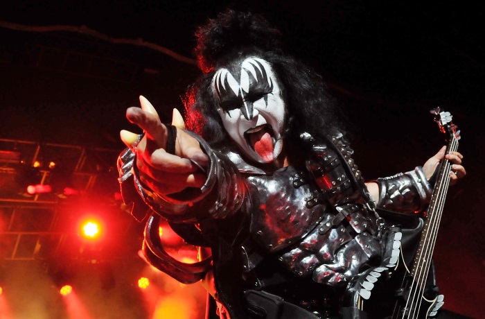 Vocalista, baixista e líder da antológica banda Kiss, continua como o único remanescente original do grupo