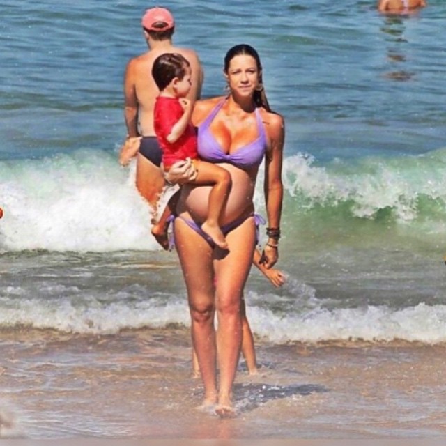 Mãezona que leva até o filho pra brincar no mar e volta com ele no colo depois. Arrasou!