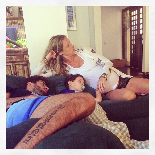 Eles têm muitas tardes assim, de pura preguicinha. Família mais linda desse Brasil