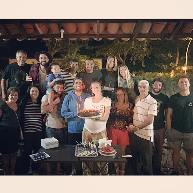 E olha o que ela aprontou pro maridão Pedro Scooby: uma festa de aniversário surpresa na casa da família! 