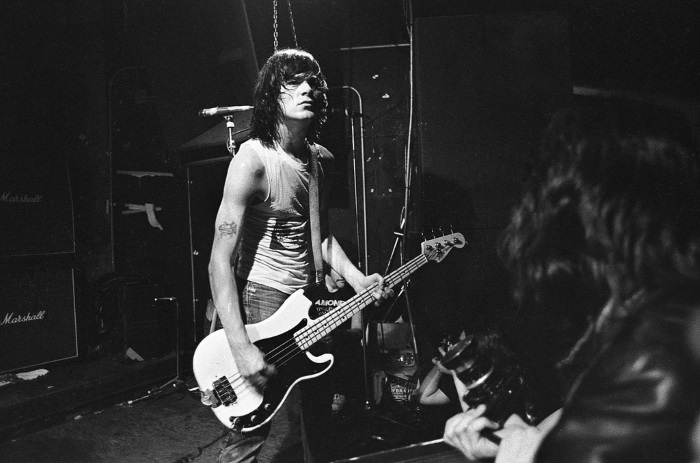 Baixista e integrante do revolucionário Ramones, a banda que chutou as portas do punk. Morreu em junho de 2002, aos 50 anos