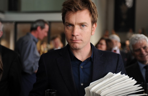 Ewan McGregor vive o título do filme, tendo que escrever as memórias de um ex-primeiro ministro britânico