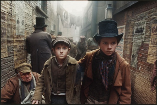 O diretor sempre quis fazer sua versão deste clássico literário de Charles Dickens, sobre o garoto órfão que se junta a um bando de ladrõezinhos mirins na Londres vitoriana