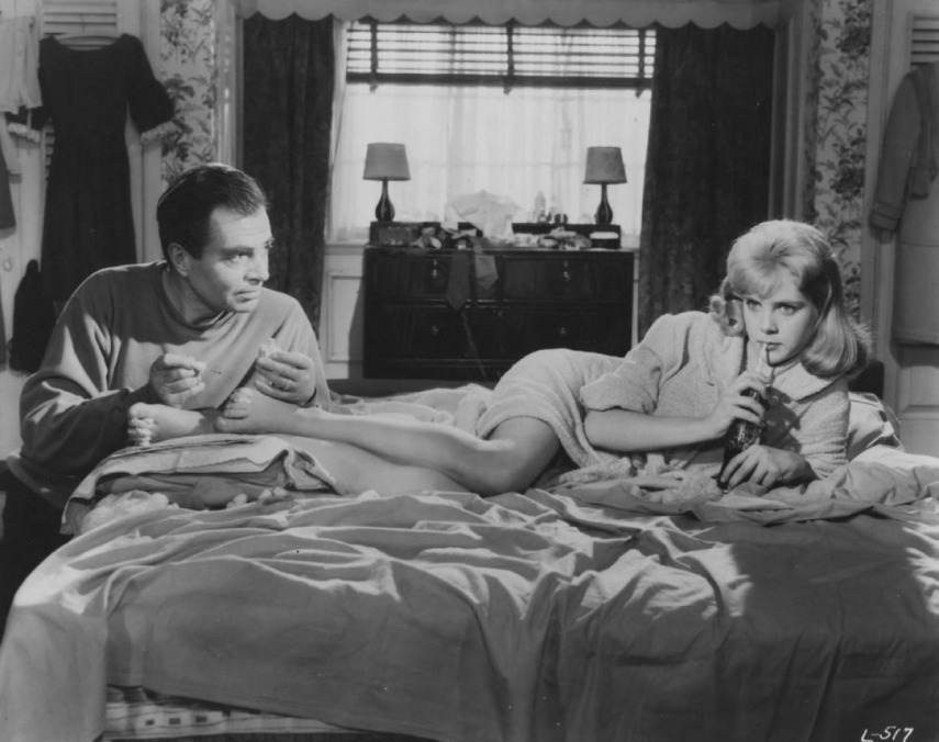 A ninfeta de 14 anos leva o professor Humbert à loucura. O estereótipo Lolita eternizou-se de vez com esse filme