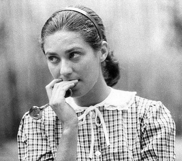 Empregadas rebeldes: a militante e politizada Alaíde (Patrícia Pillar), filha da submissa cozinheira Lena (Lolita Rodrigues) nesta novela de Sílvio de Abreu