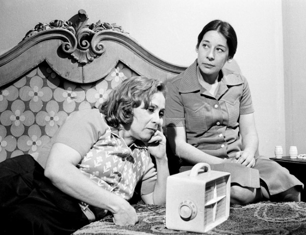 Mas não era a 1ª novela da Globo protagonizada por empregadas: em 1977, esta obra tinha como personagens centrais Cotinha (Ilva Niño) e Das Graças (Isabel Ribeiro)