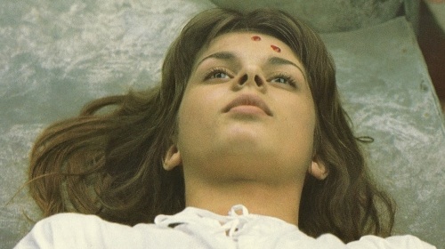 Outra demoníaca: Nastassja Kinski, que aos 15 anos estrelou um pequeno clássico do horror, com direito a cenas de nu frontal