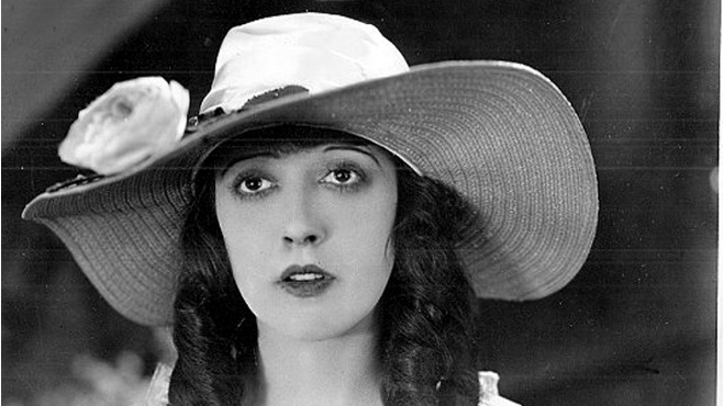 Tornou-se a ninfeta mais famosa da Hollywood do cinema mudo. Tão famosa que continuou vivendo adolescentes mesmo aos 30 anos! E logo virou diretora e produtora, abrindo a United Artists com Charlie Chaplin de sócio 
