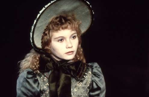 Numa linha semelhante, tivemos a pequena Kirsten vivendo a vampira mirim Claudia em 