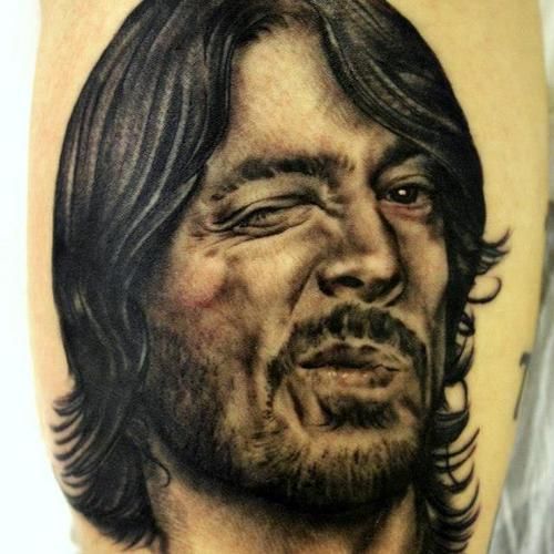 O líder do Foo Fighters mais parece um velho acabado nessa tatuagem, tá louco.