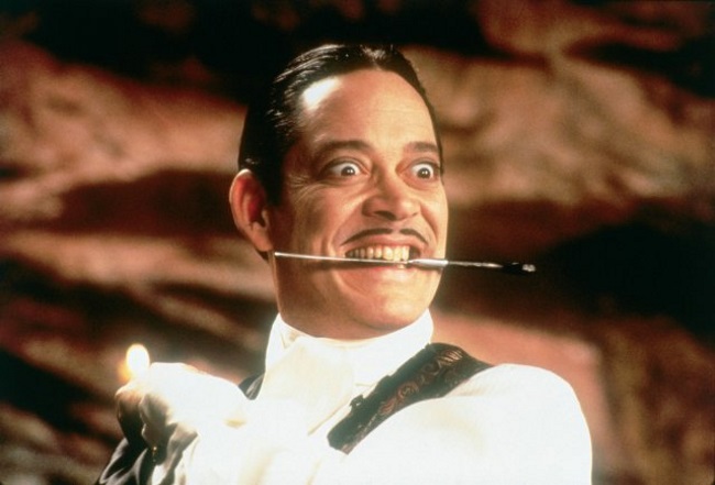 E que tal o grotesco Gomez (Raul Julia), o patriarca da mórbida Família Addams? Como não amar?