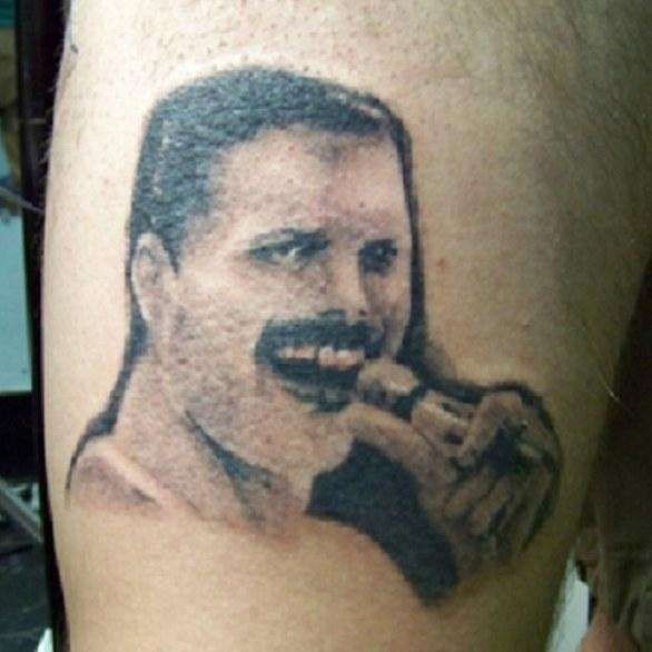 Não sei nem  o que dizer sobre esse Freddie Mercury sinistrão. Parece que bateram na cara dele, não?