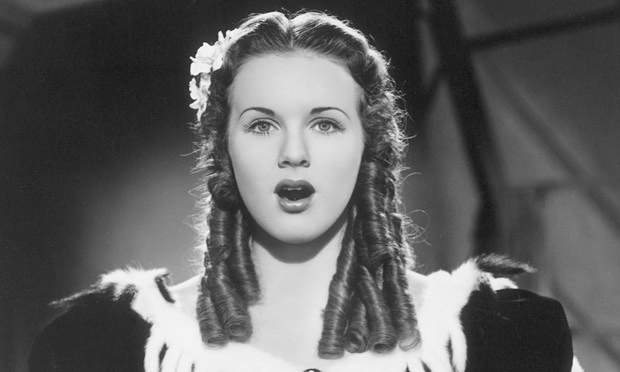 Em seguida veio Deanna, que estreou aos 15 anos em 1936 e estrelou diversos hits nos anos 30 e 40, sempre cantando e vivendo garotas teens