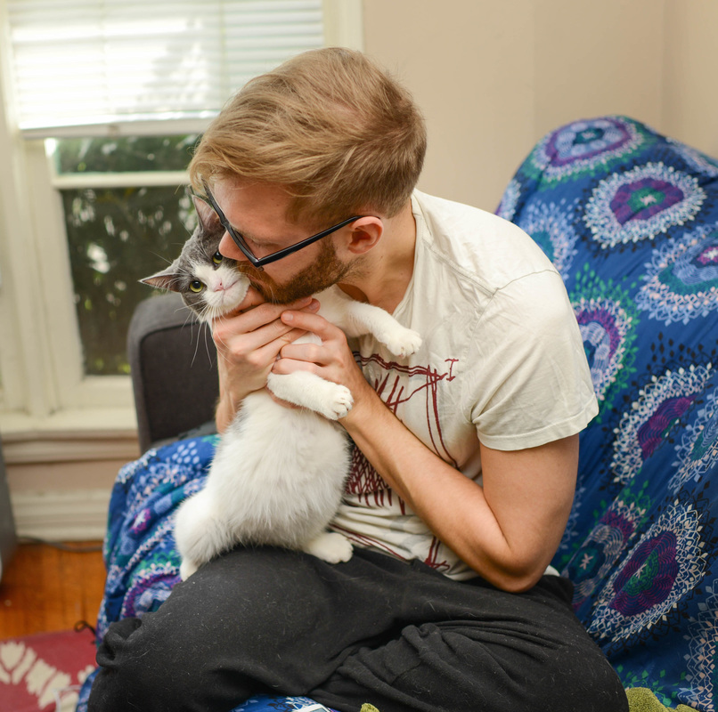 Andrew Marttila é especialista em clicar gatos e já fotografou felinos famosos como Grumpy Cat, Lil Bub e Pudge