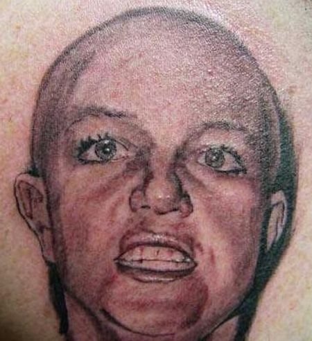 Ah, vacilo tatuar a Brit numa das fases mais catastróficas da vida dela, vai.