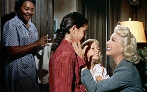 Mas empregadas também podem ser dramáticas. A clássica: Annie (Juanita Moore), a mãe negra que cria a filha mulata. Annie era empregada da loira Lana Turner e da filha desta