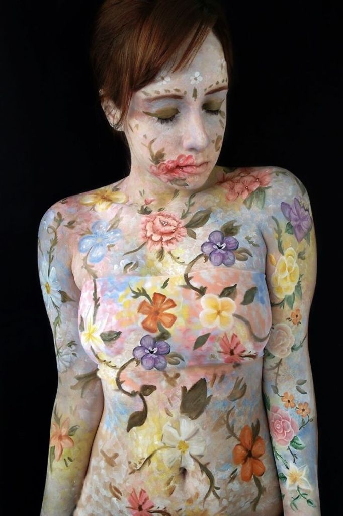 Brasileira usa o próprio corpo como tela de pintura