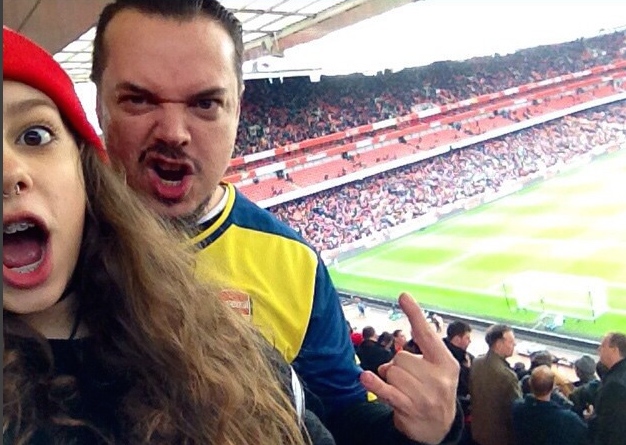 Raissa e Iggor no estádio Emirates, do Arsenal