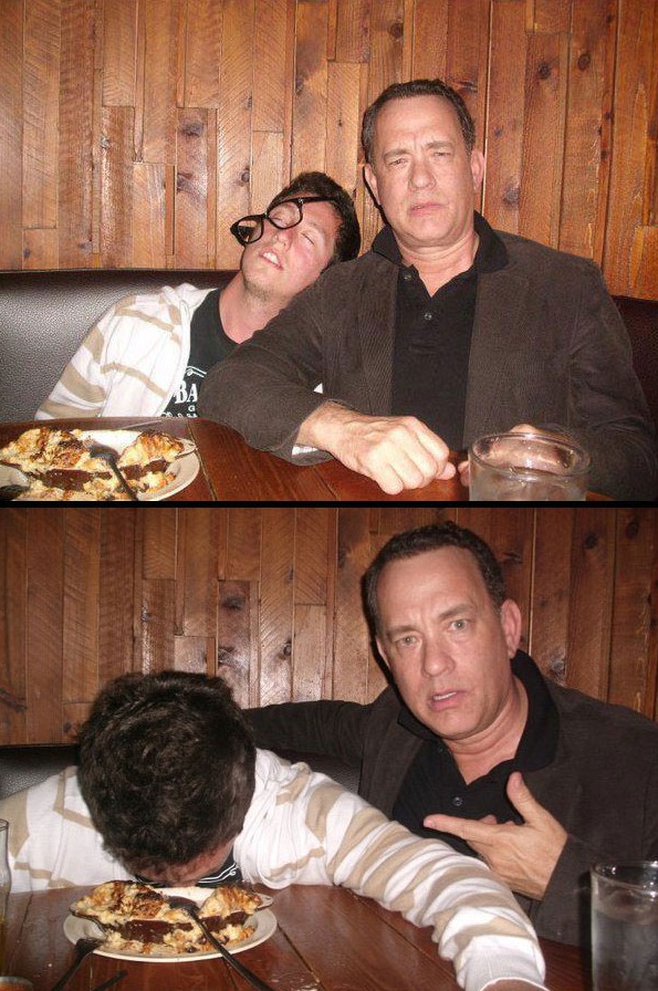 Parece que o Tom Hanks tava tirando uma com o garoto da foto, né? Mas não, gente. O fã do ator pediu que ele posasse ao lado das fotos forjadas, como se ele tivesse apagado na pizzaria. Quer algo mais legal que isso?