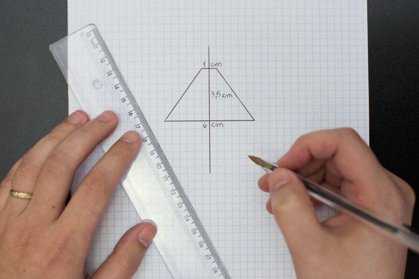 Agora faça um risco na horizontal de 1cm na parte de cima, conte 3,5cm para baixo, e faça outro risco na horizontal de 6cm