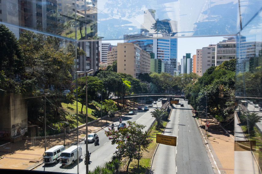 Esta é a vista de uma das janelas para a avenida movimentada. O Mirante ficará aberto das 10h às 22h.