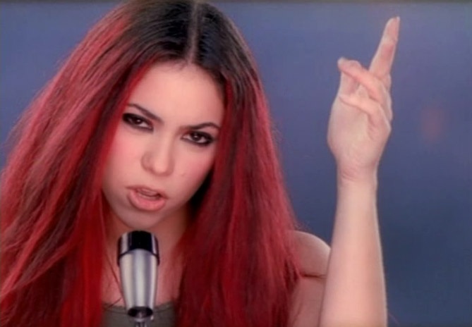 Shakira foi outra cantora que deu uma avermelhada no picumã