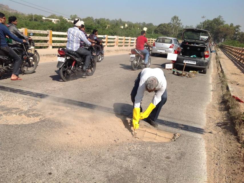 Gangadhara Tilak Katnam já consertou mais de buracos na rua em sua cidade, Hyderabad, na Índia