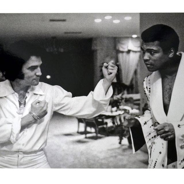 E o esporte da moda era o boxe. Aqui, o Rei do Rock com o Rei dos Ringues, Muhammad Ali.