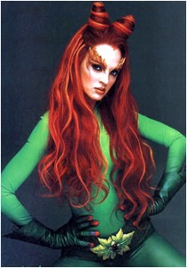 A atriz ficou ruivona pra interpretar a personagem da Hera Venenosa no filme 