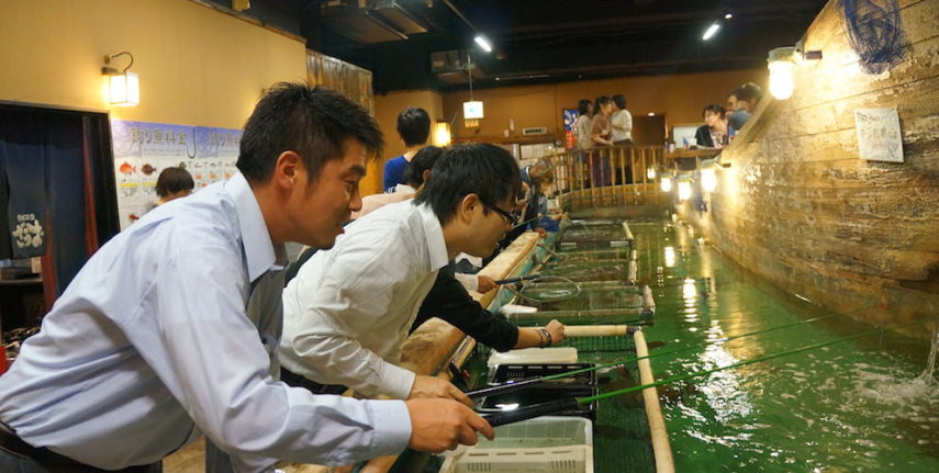 No Zauo, em Fukuoka, no Japão, você pesca seu próprio peixe e ganha desconto na conta por isso