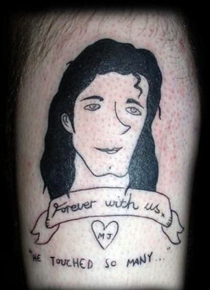 Vocês achavam que não dava para piorar esse nariz do Michael, né? Pois a tatuagem prova que sim, tudo é possível!