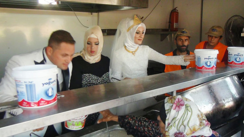 Os noivos turcos passaram seu grande dia alimentado 4 mil refugiados sírios na cidade de Kilis, na fronteira com a Síria