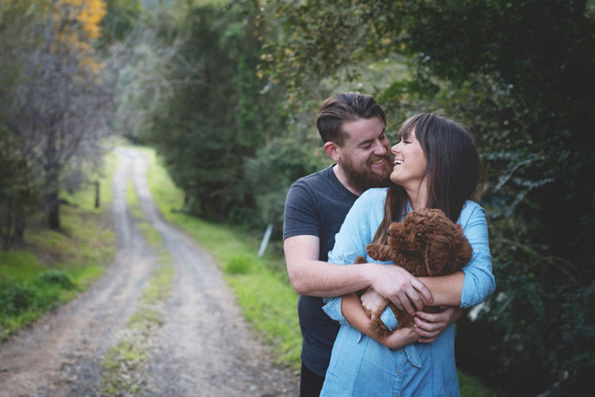 O casal Abby Lee e Matt Kay fizeram um ensaio com o cachorro deles