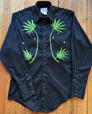 Camisa estilo cowboy com folhas de maconha bordadas, US$96, Rock Mount, www.rockmount.com