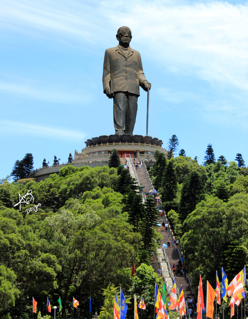 A estátua de Naguib Mahfouz no lugar da estátua do Buddha