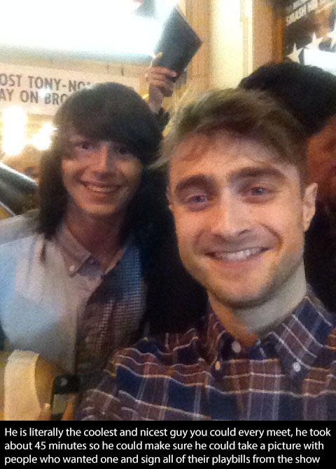 Nesse dia, o ator Daniel Radcliffe se atrasou por mais de 45 minutos só para conseguir tirar fotos e dar autógrafos para todos os fãs que estavam o esperando. A moça da foto inclusive disse que ele é realmente o cara mais legal que qualquer um poderia conhecer.