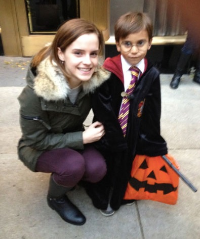 Esse bonitinho estava andando pelas ruas de NY fantasiado de Harry Potter quando deu a sorte de trombar a Emma Watson. Ela perguntou se ele era mesmo o Harry Potter e disse ser Hermione Granger, sua melhor amiga. Como não amar?