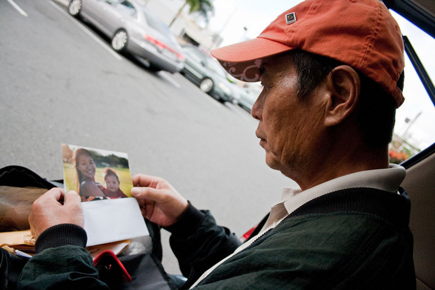 A fotógrafa encontrou seu pai morando nas ruas de Honolulu e passou a ajudá-lo
